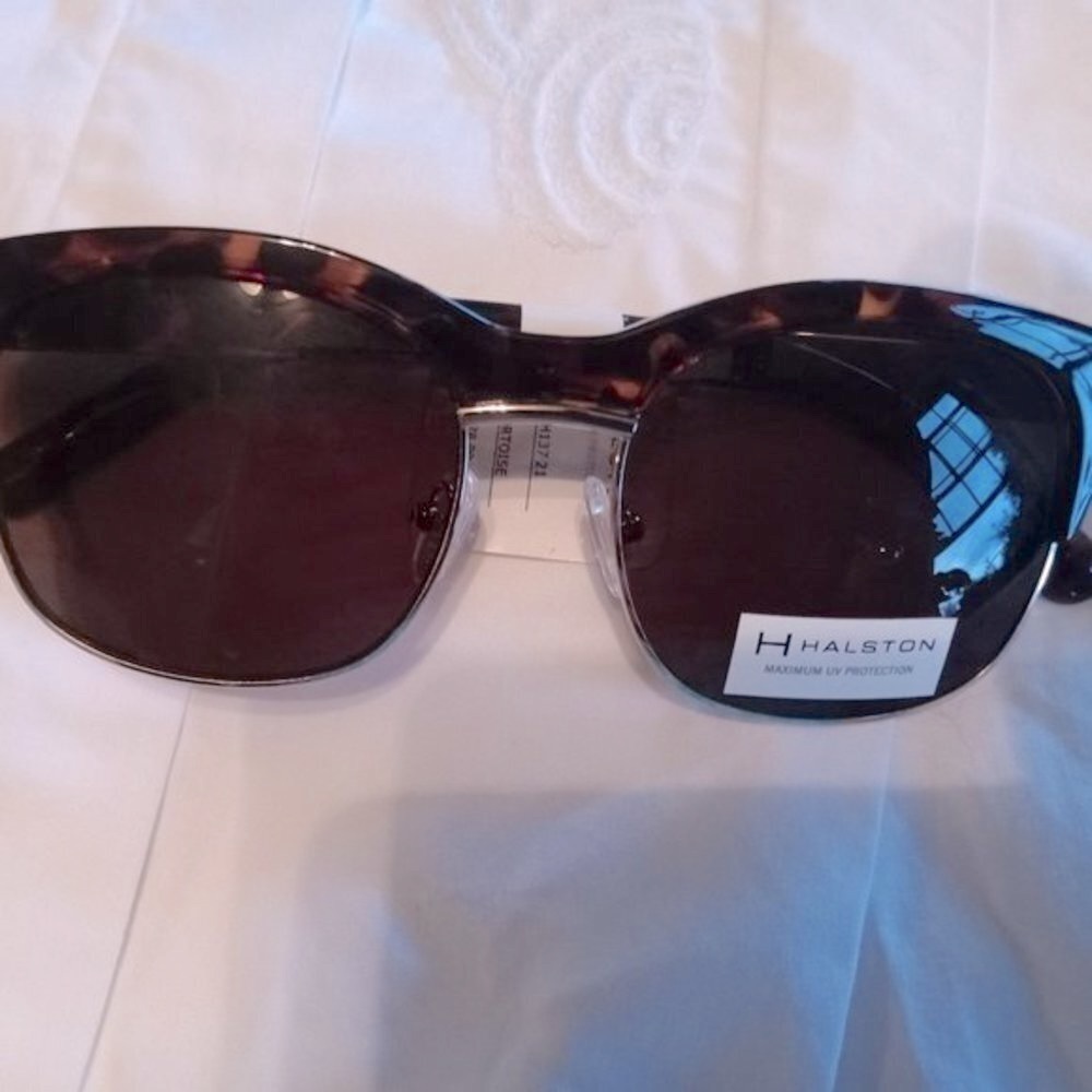 Halston Sunglasses Gold Rim Tortoise Shell Wayfarer NWT